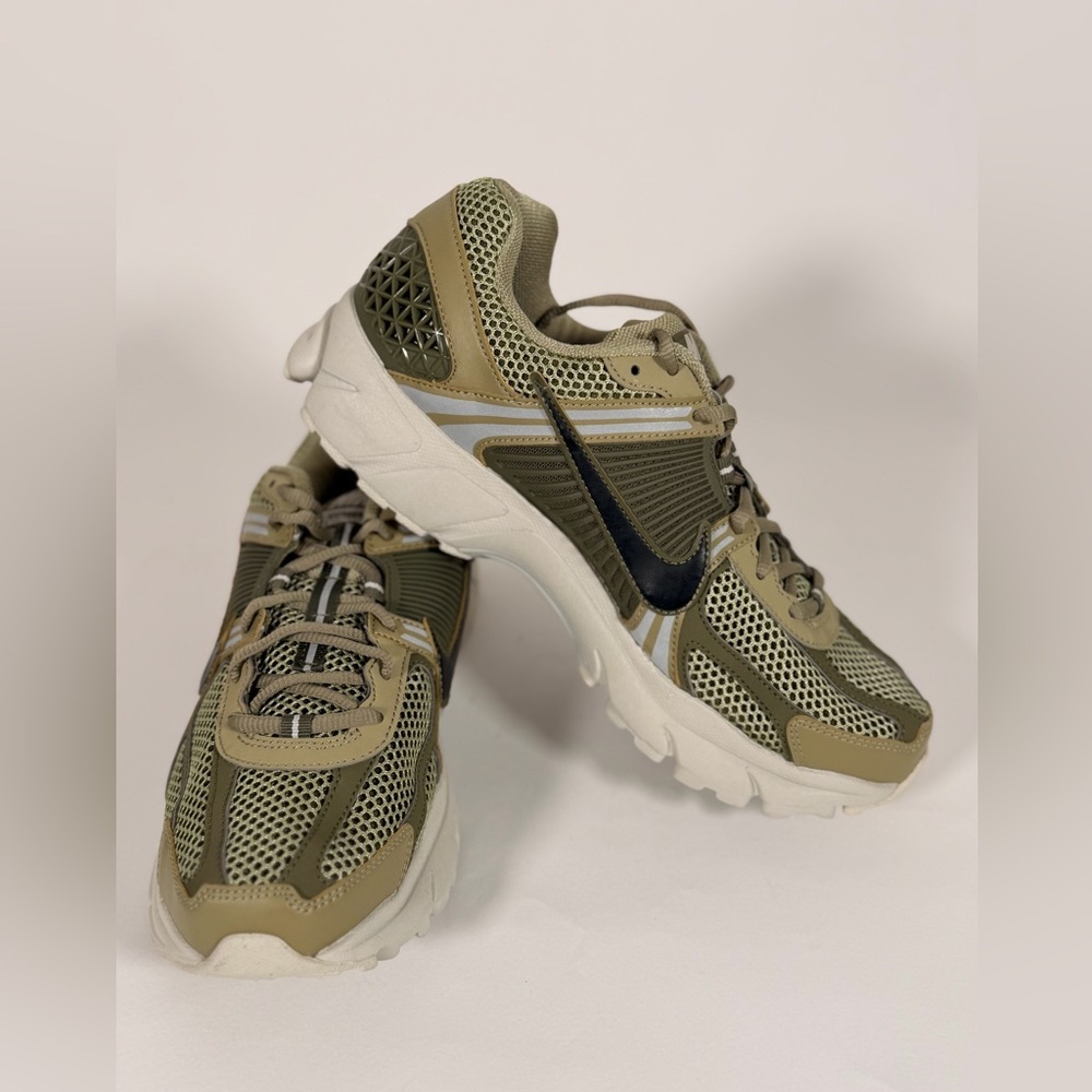 NWOB NIKE ZOOM VOMERO 5 Men – Neutral Olive/Black-medium Olive - Picture 3 of 8